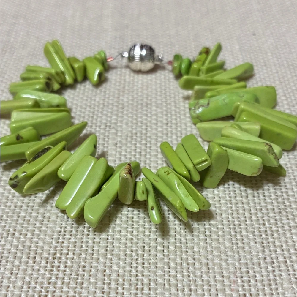 Green apple turquoise teeth gemstone magnetic clasp bracelet - Picture 6 of 8